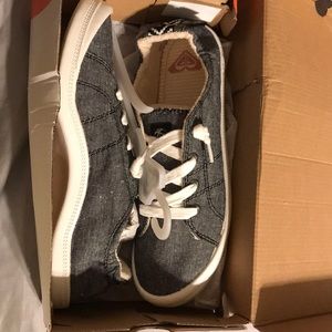 Roxy tennis shoes